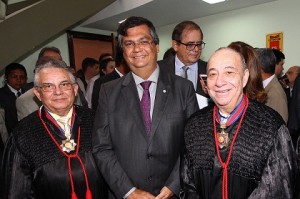 Foto4_GilsonTeixeira-Governador-Flavio-Dino-participa-de-posse-no-TJ-e-recebe-medalha