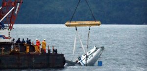 guindaste-ica-os-destrocos-do-aviao-que-caiu-no-mar-com-o-ministro-teori-zavascki-e-mais-quatro-pessoas-proximo-a-ilha-rasa-a-dois-quilometros-de-paraty-rj-1485123638877_615x300