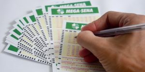 RJ - MEGA SENA / VIRADA - GERAL - Apostadores têm apenas até as 14 horas deste dia 31 para realizar suas apostas na Mega Sena da Virada. Casas lotéricas ficam com filas de apostadores que deixaram para o último dia no Rio de Janeiro. Até a manhã do dia 30, segundo a Caixa Econômica cerca de 66 milhões de reais foram apostados na Mega Sena que sorteará mais de 200 milhões de reais na noite do dia 31. 31/12/2013 - Foto: ADRIANO ISHIBASHI/FRAME/FRAME/ESTADÃO CONTEÚDO