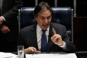 O presidente do Senado, Eunício Oliveira, durante sessão plenária que aprovou o projeto de lei que inclui doze novos municípios na Região Integrada de Desenvolvimento do Distrito Federal e Entorno (Ride-DF).