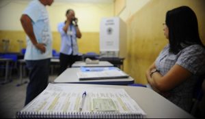 Em Belém, no Pará, urna eletrônica apresenta problema e é preciso ser trocada (Tânia Rêgo/Agência Brasil)