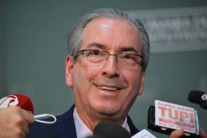 Brasília - O Presidente da Câmara, Eduardo Cunha, fala com a imprensa sobre a representação contra ele no Conselho de Ética, pouco antes de entrar no plenário (Fábio Rodrigues Pozzebom/Agência Brasil)